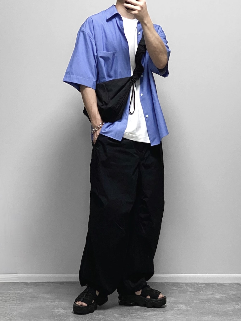 「休日スタイル、スポーツミックス、韓国ファッション、ストリートコーデ、ストリート、プチプラ」｜「adidas Originalsのadidas Originals/アディダス オリジナルス 3STRIPES S/S TEE Tシャツ/半袖Tシャツ（Tシャツ/カットソー、ブラック系）」を使った、gakuさん（骨格ウェーブ・メンズ・173cm）の夏コーディネートの2枚目の写真