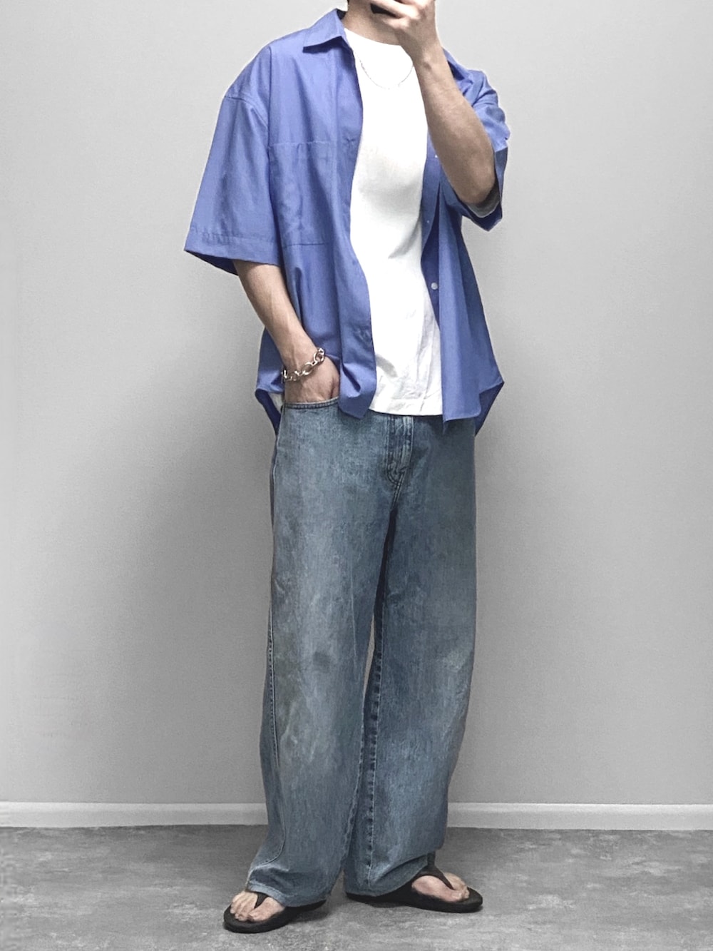 ブラック系のシャツ/ブラウス、ホワイト系のTシャツ/カットソー、ブラック系のパンツを着用したメンズの夏コーディネートの2枚目の写真