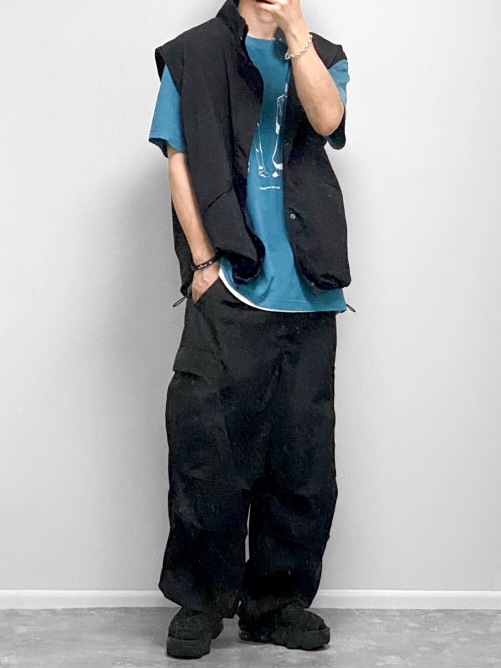 ホワイト系のシャツ/ブラウス、グリーン系のTシャツ/カットソー、ブルー系のデニムパンツを着用したメンズの夏コーディネートの2枚目の写真