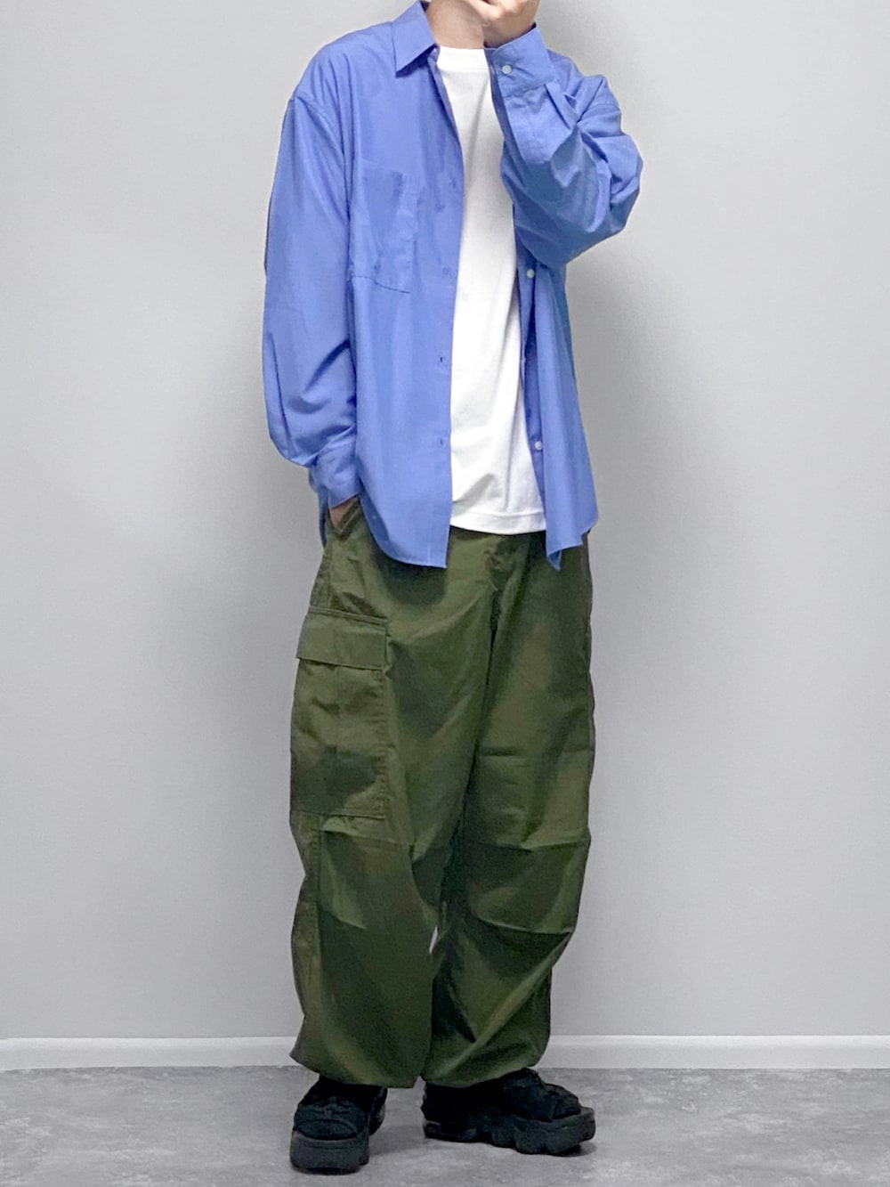 ブルー系のシャツ/ブラウス、ホワイト系のTシャツ/カットソー、ブラック系のパンツを着用したメンズの春コーディネートの2枚目の写真