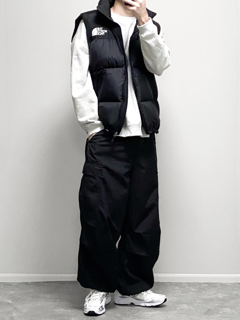 グレー系のダウンジャケット/コート、グレー系のスウェット、ブラック系のカーゴパンツを着用したメンズの秋コーディネートの2枚目の写真