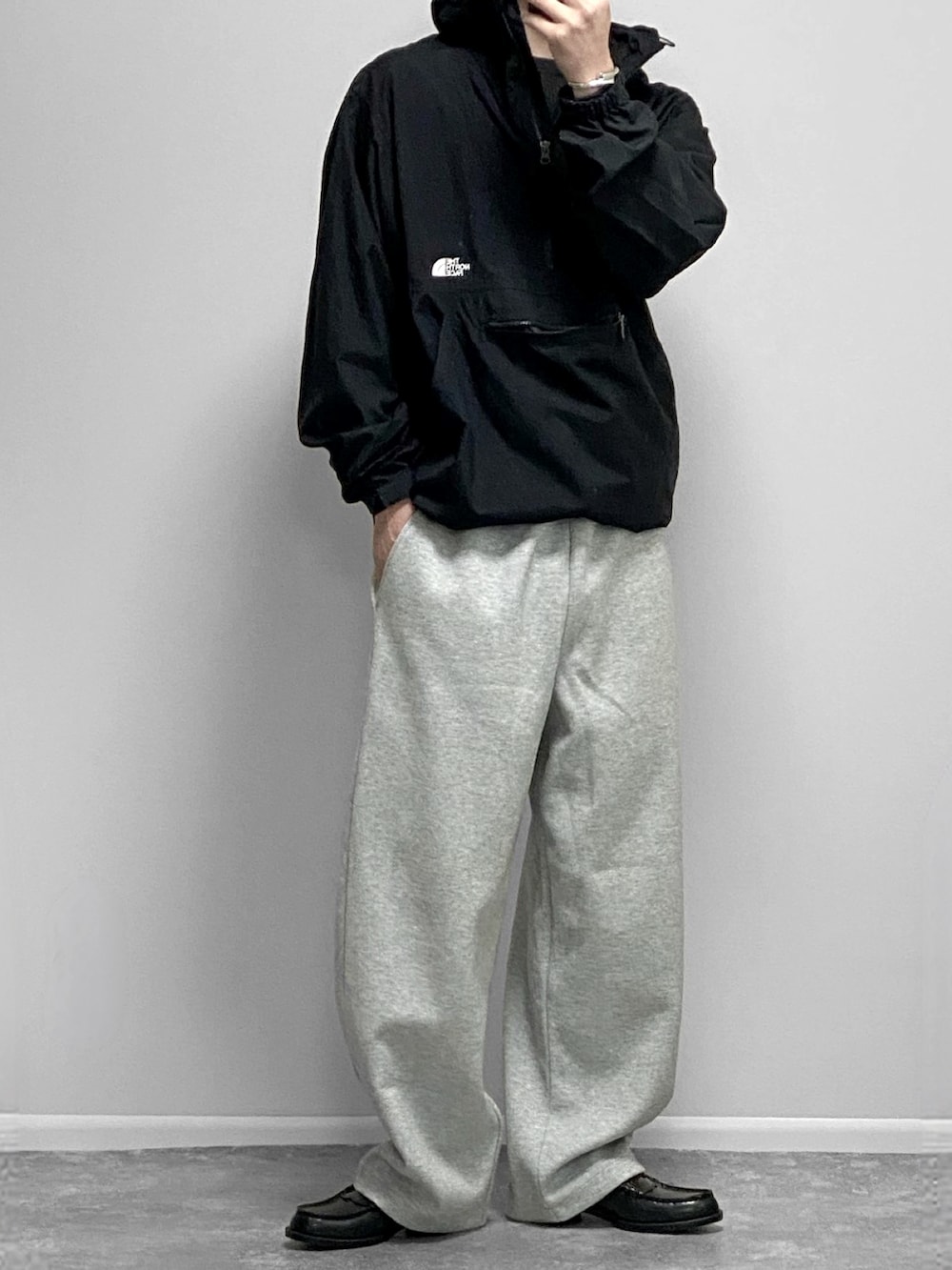 ホワイト系のスニーカー、ホワイト系のTシャツ/カットソー、ブラウン系のパーカーを着用したメンズの春コーディネートの2枚目の写真