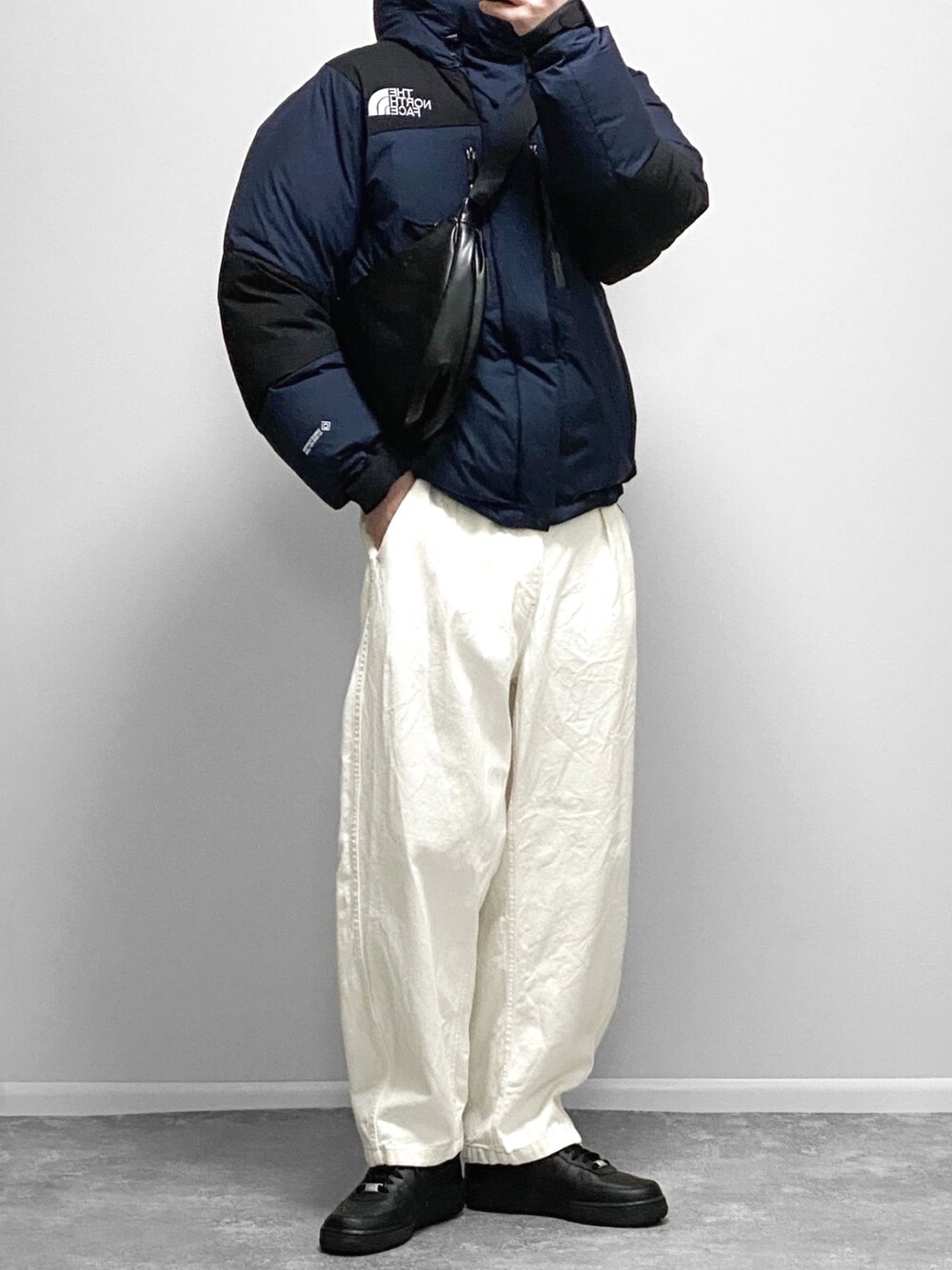 「春アウター、春コーデ、お出かけコーデ日記、モノトーン、スウェットパンツ、THE NORTH FACE、エアフォースワン、ショルダーバッグ、スニーカー、プチプラ、GU、UNIQLO、韓国ファッション、シンプルコーデ」｜「GERRYの【GERRY/ジェリー】フリース×ナイロン切替 ワンポイントロゴ刺繍 総裏ブルゾン（ブルゾン、ブラック系）」を使った、gakuさん（骨格ウェーブ・メンズ・173cm）の冬コーディネートの2枚目の写真