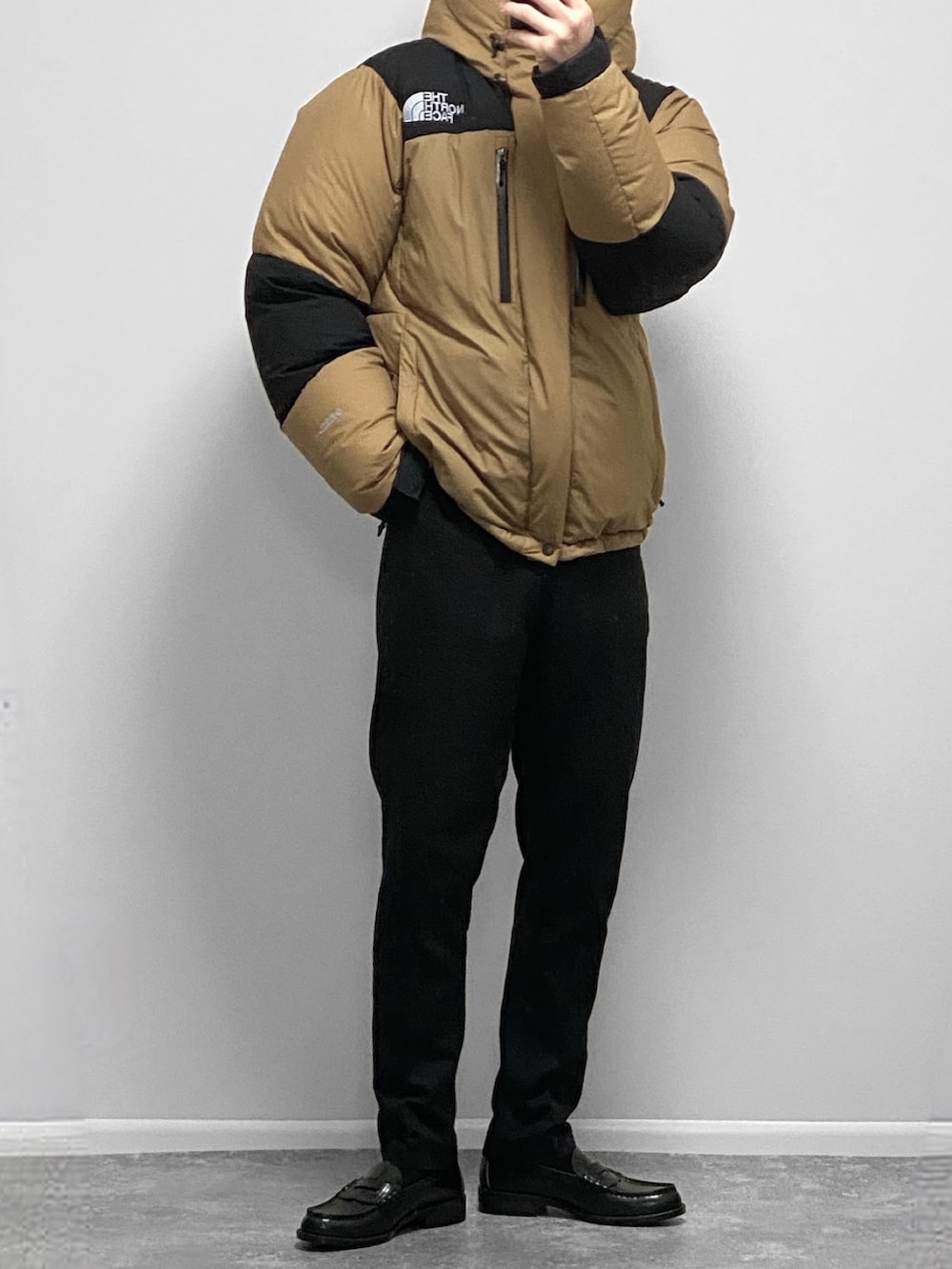 ブラック系のスウェット、その他のその他パンツ、ブラウン系のシューズを着用したメンズの冬コーディネートの2枚目の写真