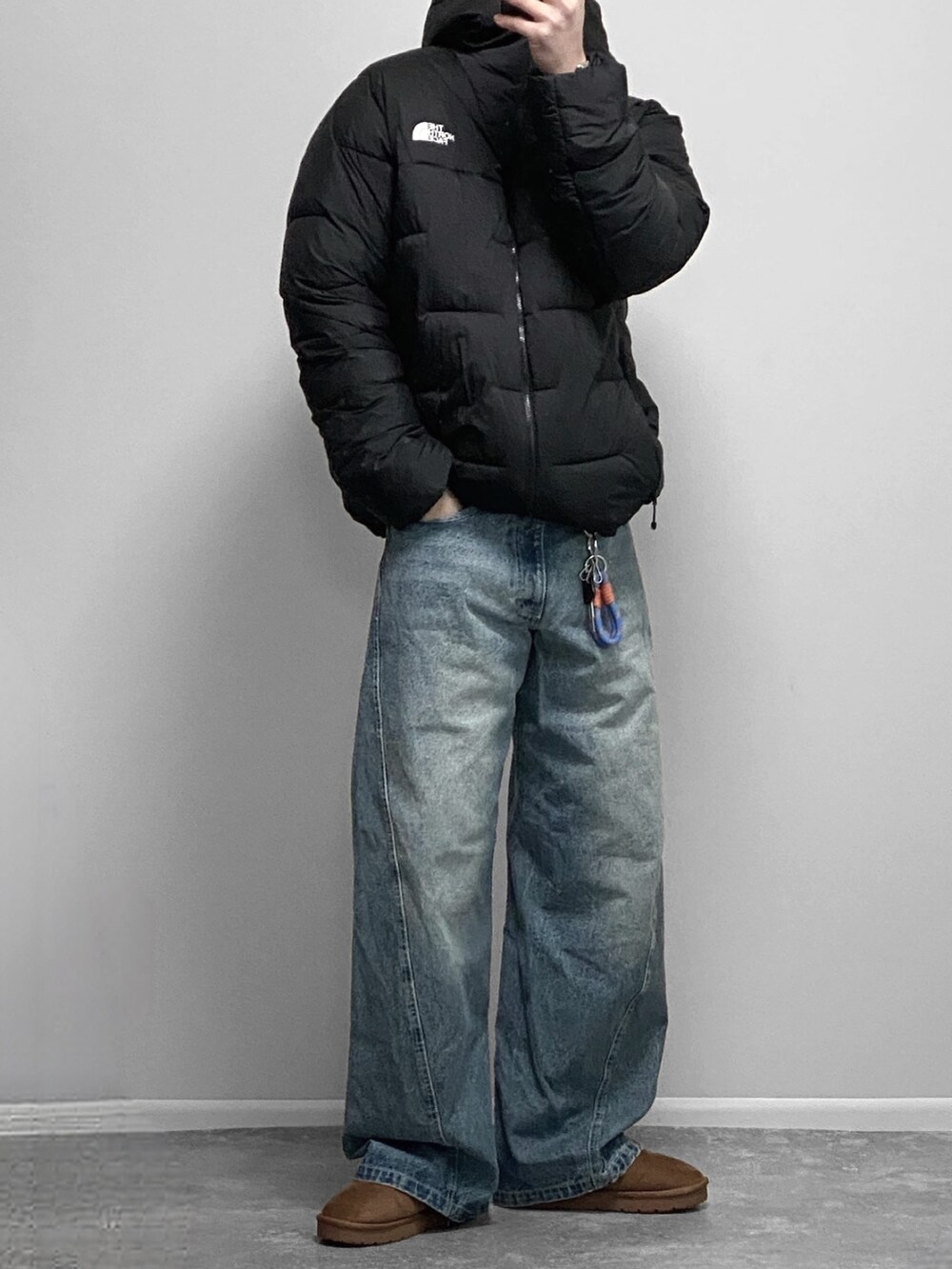 ブラック系のTシャツ/カットソー、ブラック系のブルゾン、グレー系のスラックスを着用したメンズの冬コーディネートの2枚目の写真