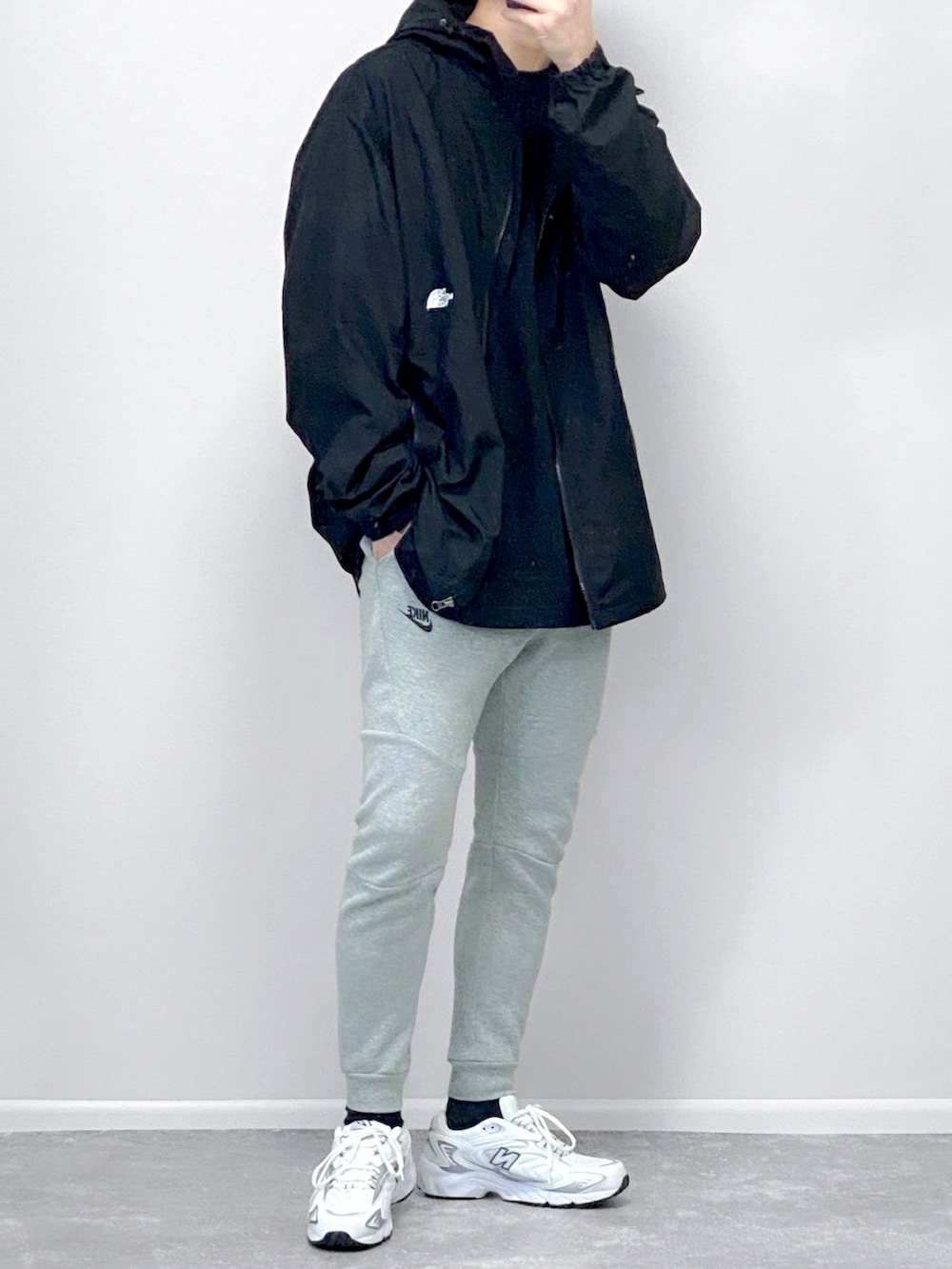 ブルー系のマウンテンパーカー、ホワイト系のTシャツ/カットソー、グリーン系のカーゴパンツを着用したメンズの春コーディネートの2枚目の写真