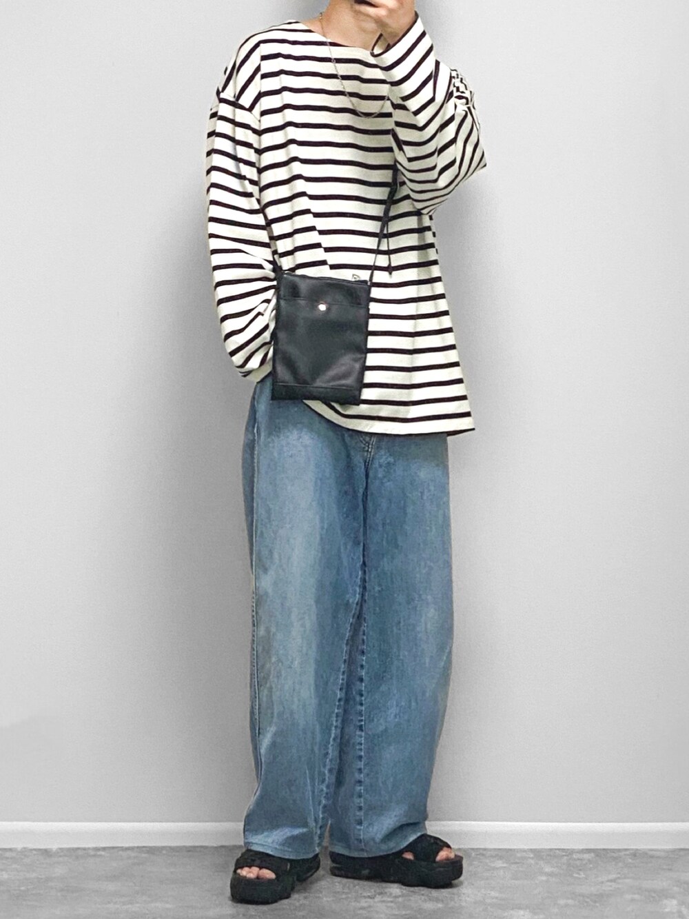 ブラック系のTシャツ/カットソー、ブラック系のその他パンツ、ブラック系のサンダルを着用したメンズの夏コーディネートの2枚目の写真