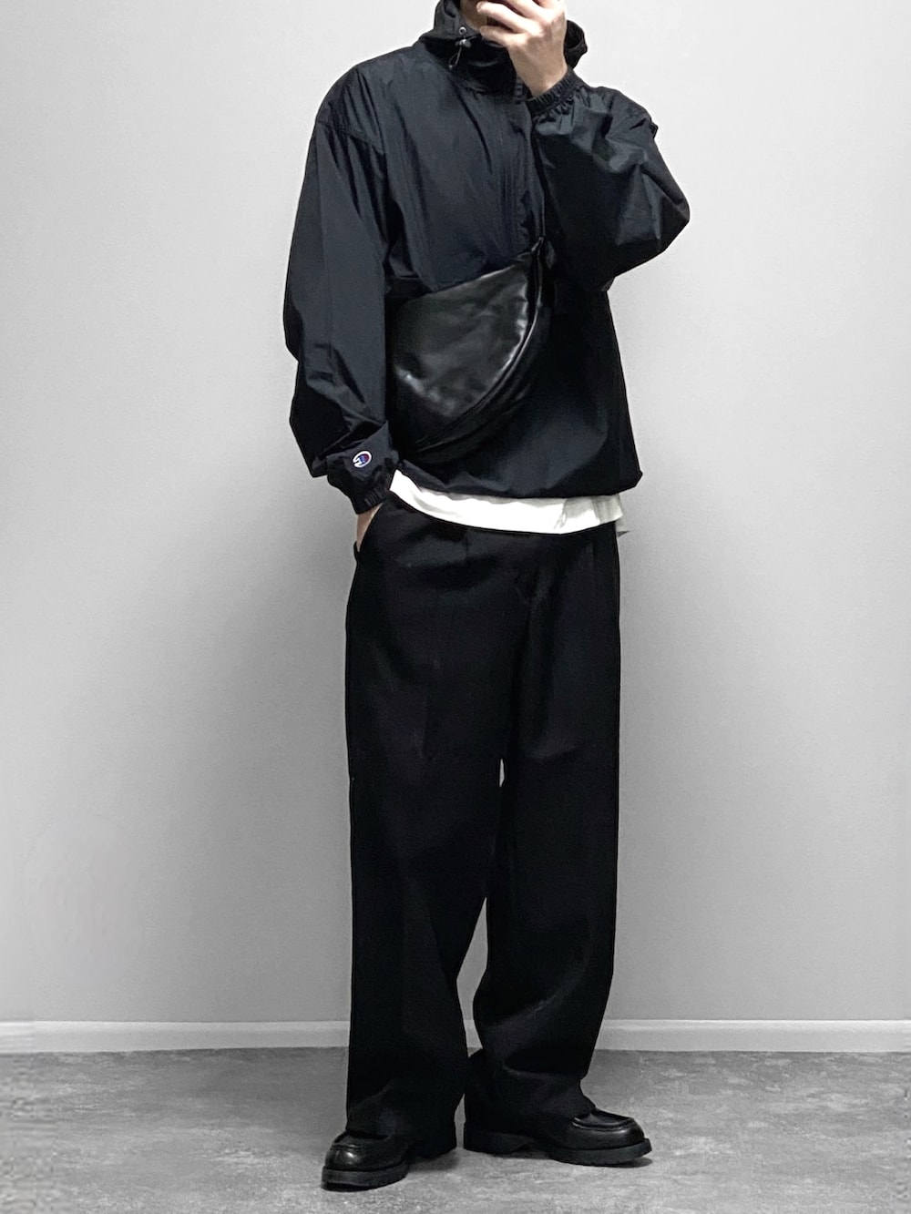 ブラック系のダウンジャケット/コート、ブラック系のTシャツ/カットソー、ブルー系のデニムパンツを着用したメンズの秋コーディネートの2枚目の写真