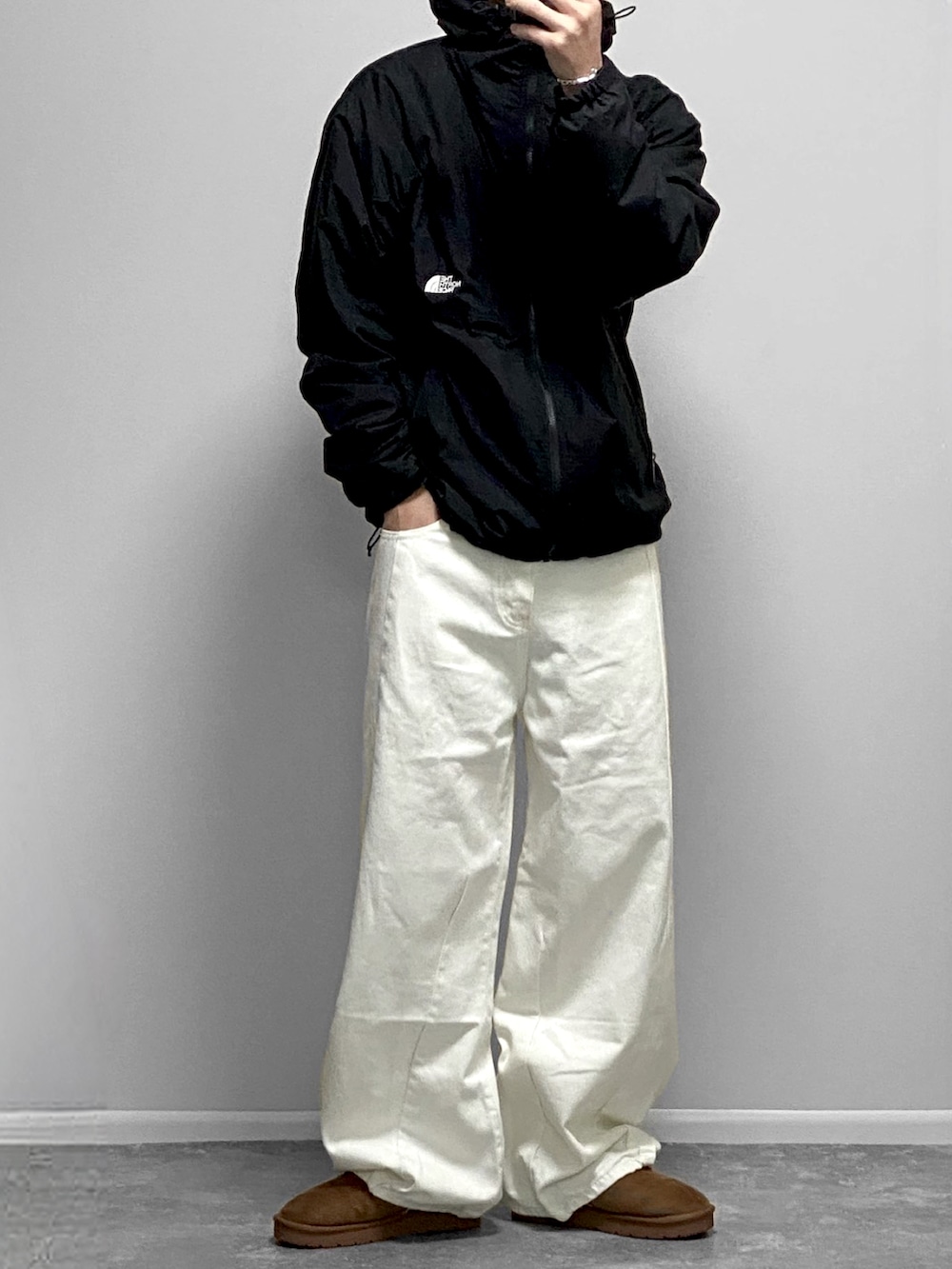 レッド系のスウェット、ブラック系のスウェットパンツ、ブラック系のショルダーバッグを着用したメンズの冬コーディネートの2枚目の写真