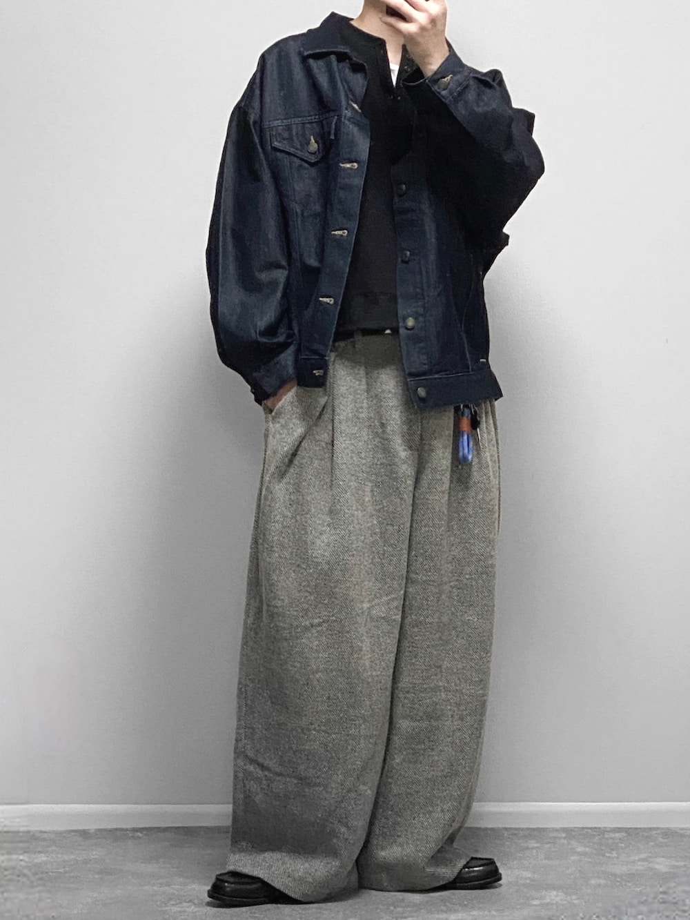 ブラック系のスウェット、ブルー系のデニムパンツ、ブラック系のショルダーバッグを着用したメンズの冬コーディネートの2枚目の写真