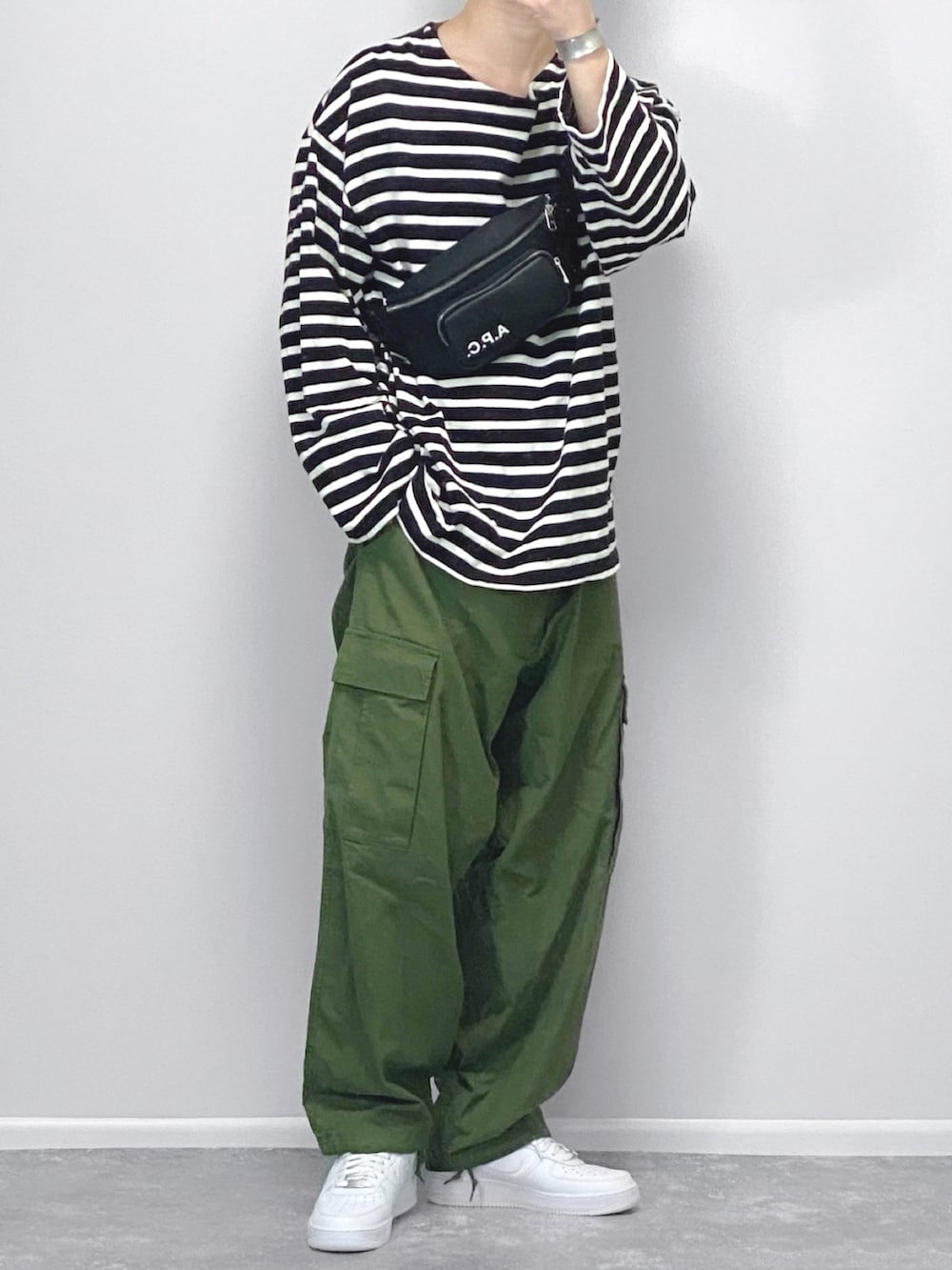 ホワイト系のシャツ/ブラウス、グレー系のカーディガン/ボレロ、ブルー系のデニムパンツを着用したメンズの春コーディネートの2枚目の写真