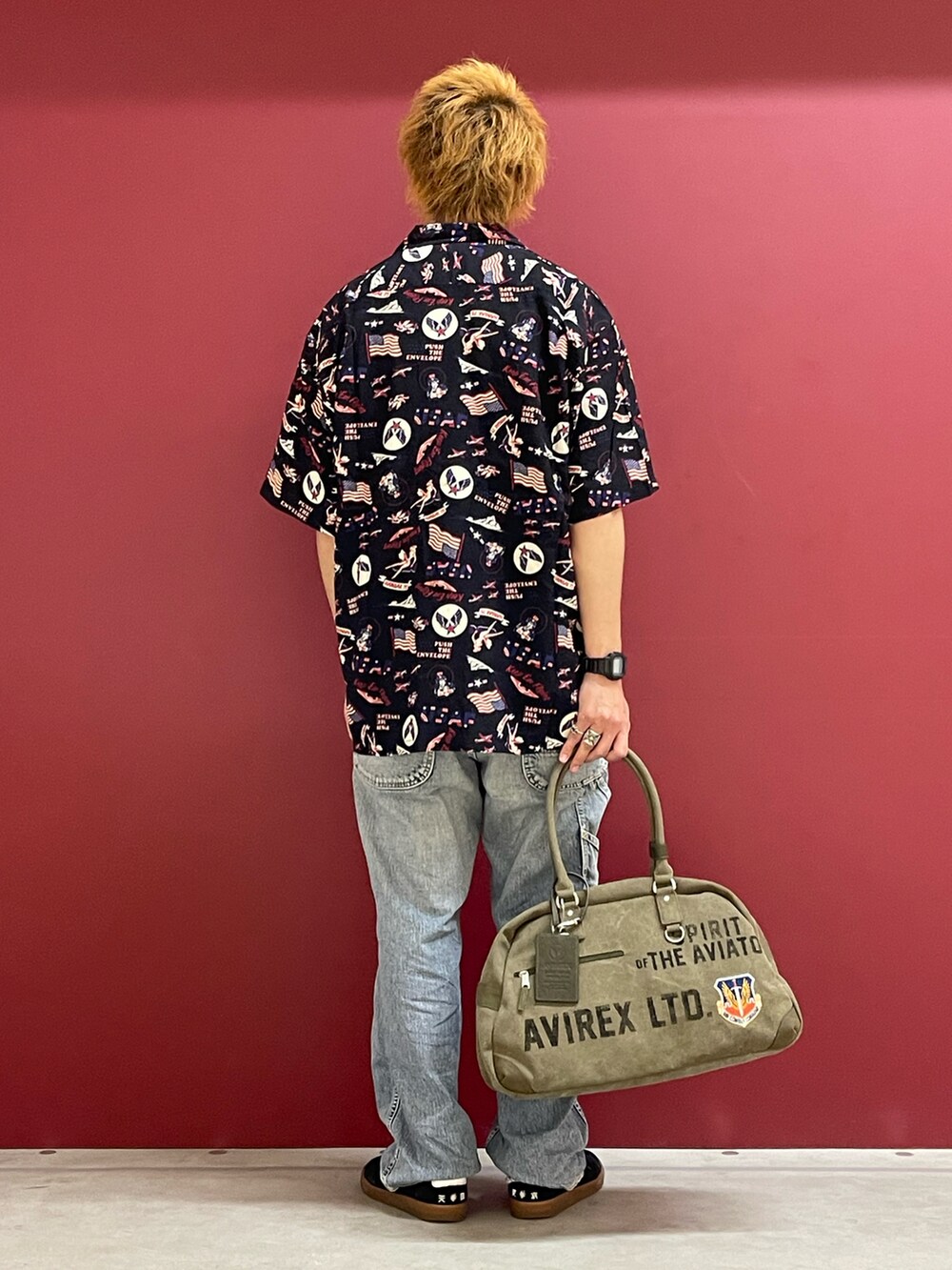 ブラック系のシャツ/ブラウス、グリーン系のボストンバッグを着用したメンズの夏コーディネートの2枚目の写真