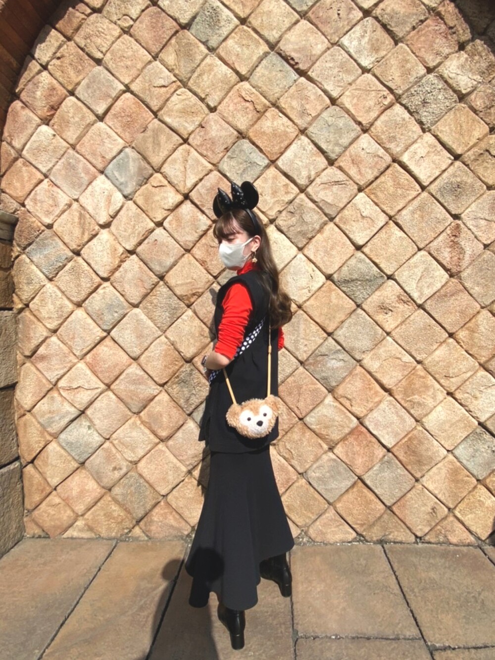 「WEARハロウィン2022、オトナ女子、プチプラ、秋服コーデ、ベスト、スカート、GUコーデ、ディズニーシー」｜「GUのアイテム（シャツ/ブラウス、レッド系）」を使った、mikaさん（レディース・157cm）の秋コーディネートの2枚目の写真