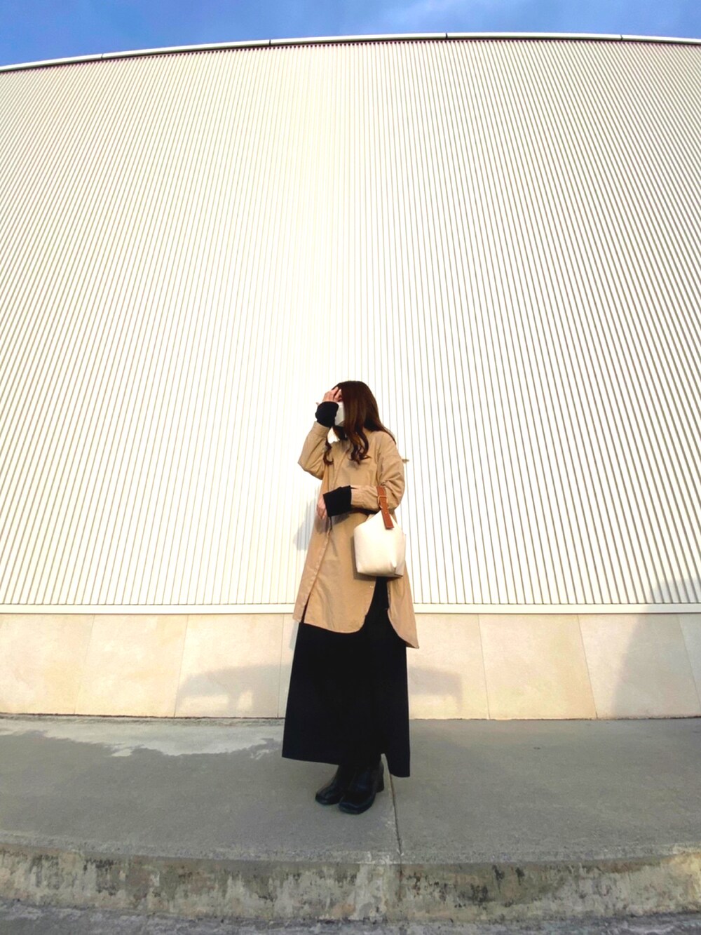 「SETUP7の【MAISON BREEZE】Vネックオーバーサイズワンピース SCCH040（ワンピース、ブラック系）」を使った、mikaさん（レディース・157cm）の春コーディネートの2枚目の写真