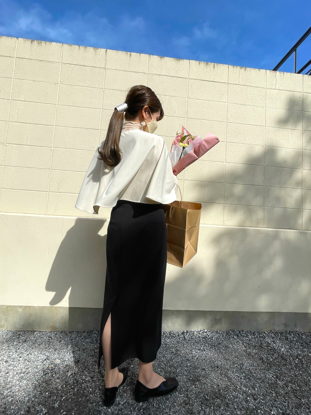 「acka、UNIQLO、母の日、春夏コーデ、タイトスカート、5月、休日コーデ」｜「SUGAR BISKETのスクエアトゥアシメVカットフラットシューズ（パンプス、ブラック系）」を使った、mikaさん（レディース・157cm）の春コーディネートの2枚目の写真