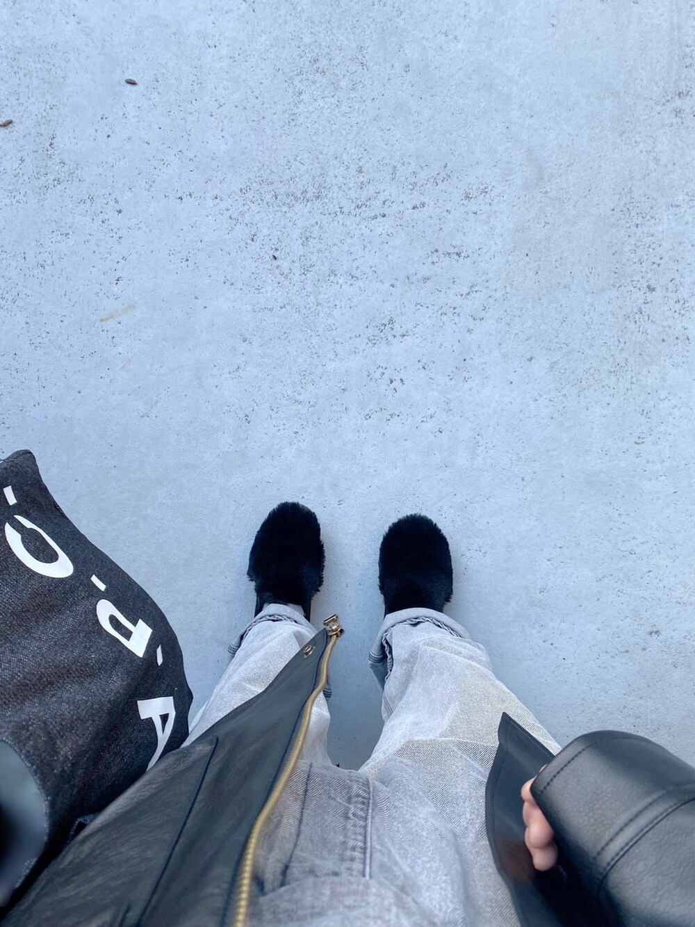 ブラック系のシューズ、グレー系のサロペット/オーバーオール、ブラック系のバッグを着用したレディースの秋コーディネートの2枚目の写真