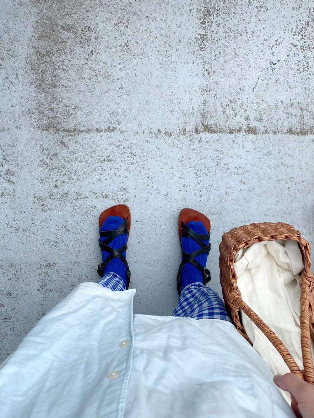 ブラック系のシューズ、ブルー系のパンツ、ブラウン系のバッグを着用したレディースの夏コーディネートの2枚目の写真