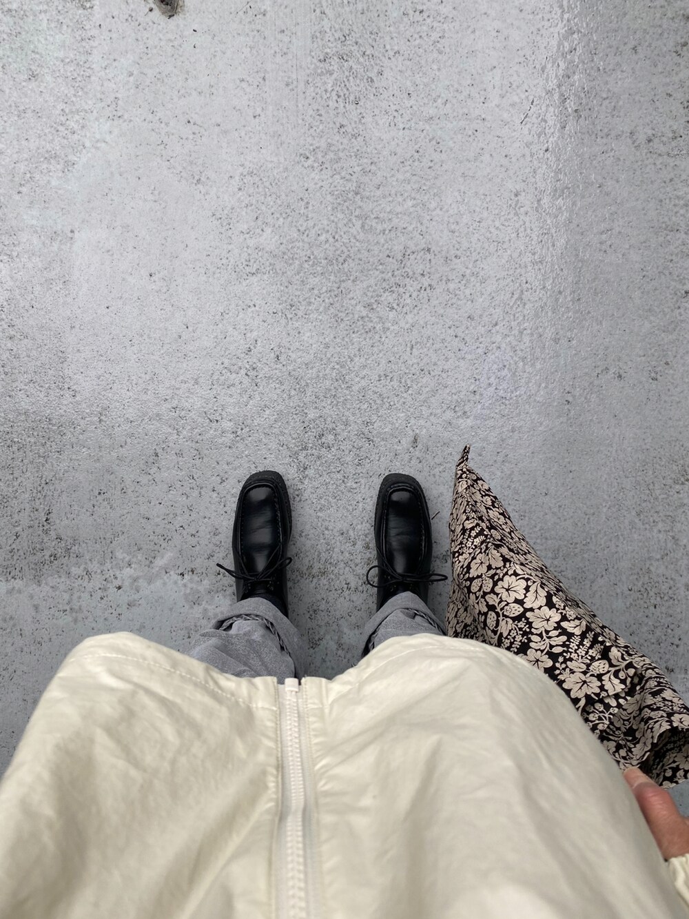 ブラック系のシューズ、ブラック系のバッグ、グレー系のサロペット/オーバーオールを着用したレディースの春コーディネートの3枚目の写真