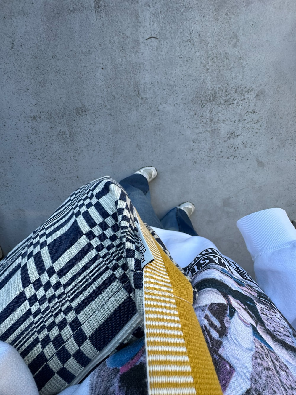 ホワイト系のシューズ、ブルー系のデニムパンツ、ブルー系のバッグを着用したレディースの冬コーディネートの2枚目の写真