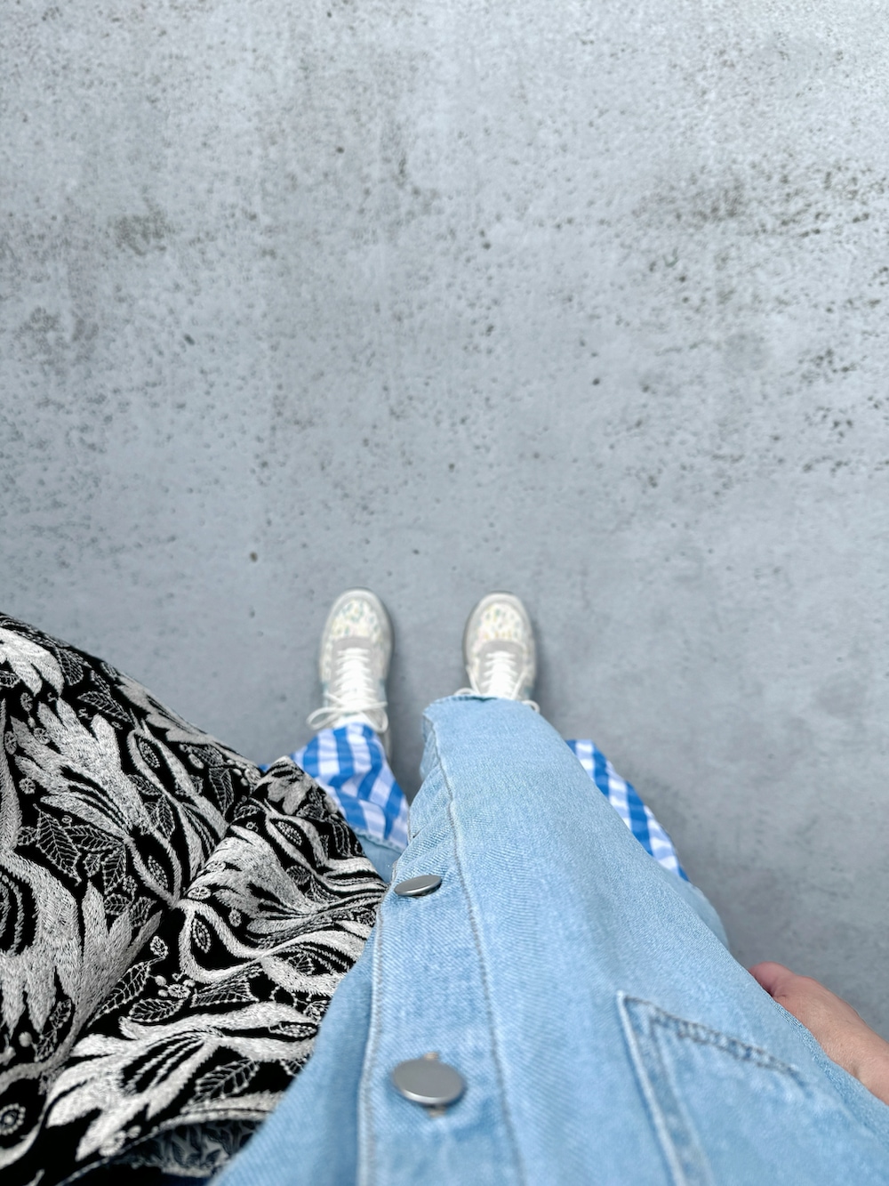 その他のシューズ、ブルー系のパンツ、ブラック系のバッグを着用したレディースの秋コーディネートの2枚目の写真