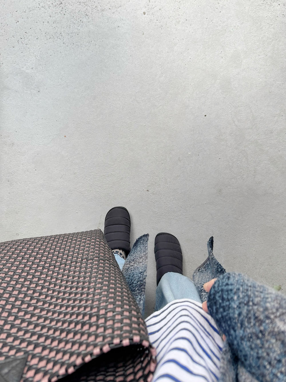 ブラック系のシューズ、ブルー系のデニムパンツ、ブルー系のジャケット/アウターを着用したレディースの冬コーディネートの2枚目の写真