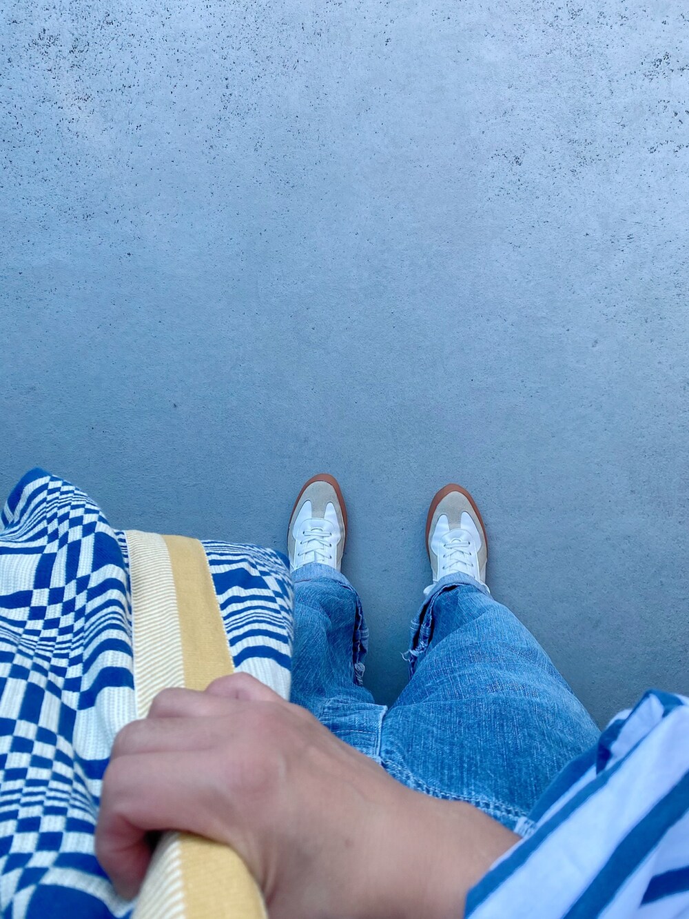 ホワイト系のスニーカー、ブルー系のオールインワン・サロペット、ブルー系のバッグを着用したレディースの秋コーディネートの2枚目の写真