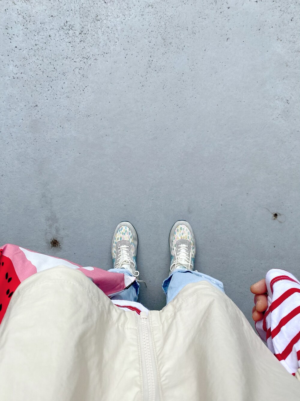 その他のシューズ、ブルー系のパンツ、レッド系のエコバッグ/サブバッグを着用したレディースの冬コーディネートの3枚目の写真