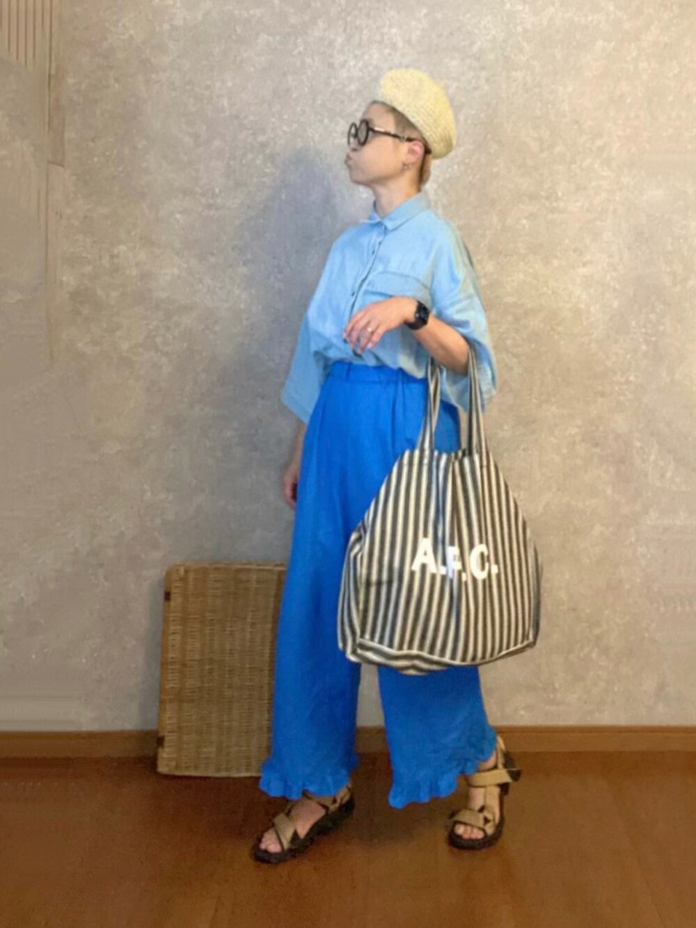 ベージュ系のシューズ、ブルー系のバッグ、ブルー系のその他パンツを着用したレディースの夏コーディネートの2枚目の写真