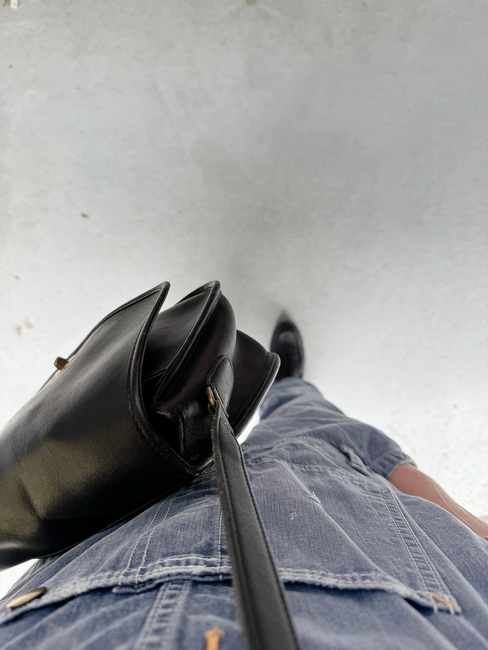 ブラック系のシューズ、ブルー系のオールインワン・サロペット、ブラック系のバッグを着用したレディースの夏コーディネートの2枚目の写真