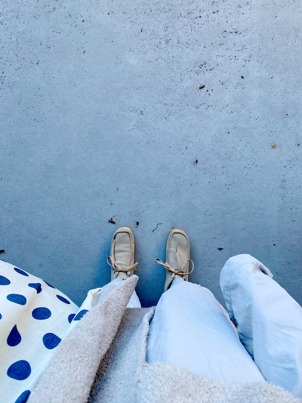 ベージュ系のシューズ、グレー系のパンツ、ブルー系のバッグを着用したレディースの冬コーディネートの2枚目の写真