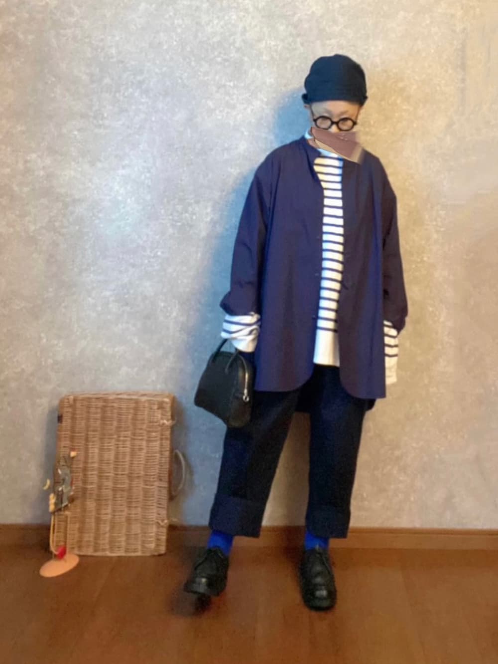 ブラック系のモカシン/デッキシューズ、ブルー系のパンツ、ブルー系のトップスを着用したレディースの春コーディネートの2枚目の写真