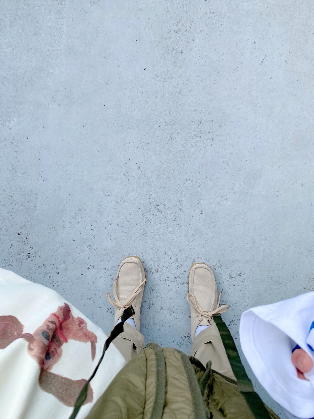 ベージュ系のシューズ、ホワイト系のパンツ、ホワイト系のバッグを着用したレディースの秋コーディネートの2枚目の写真