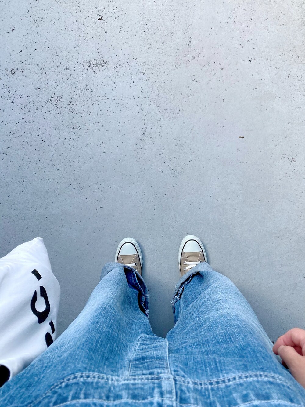 ベージュ系のスニーカー、ブルー系のオールインワン・サロペット、ベージュ系のトップスを着用したレディースの夏コーディネートの3枚目の写真