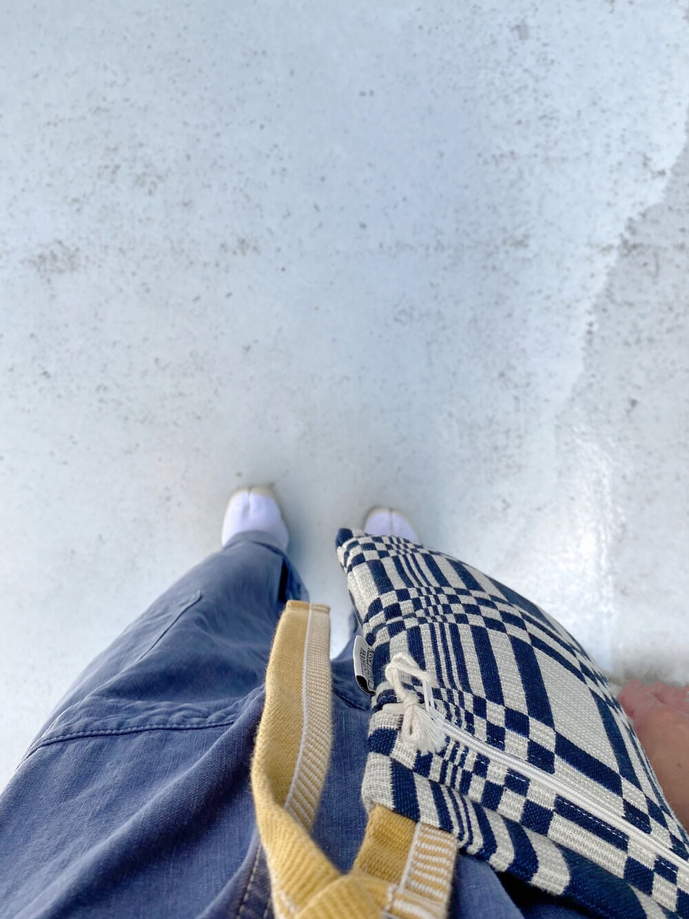 ホワイト系のスニーカー、ブルー系のオールインワン・サロペット、ブルー系のバッグを着用したレディースの夏コーディネートの2枚目の写真