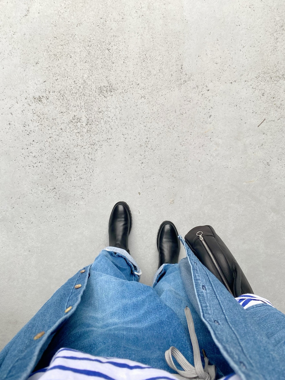 ブラック系のシューズ、ブルー系のその他パンツ、ブラック系のボストンバッグを着用したレディースの春コーディネートの3枚目の写真