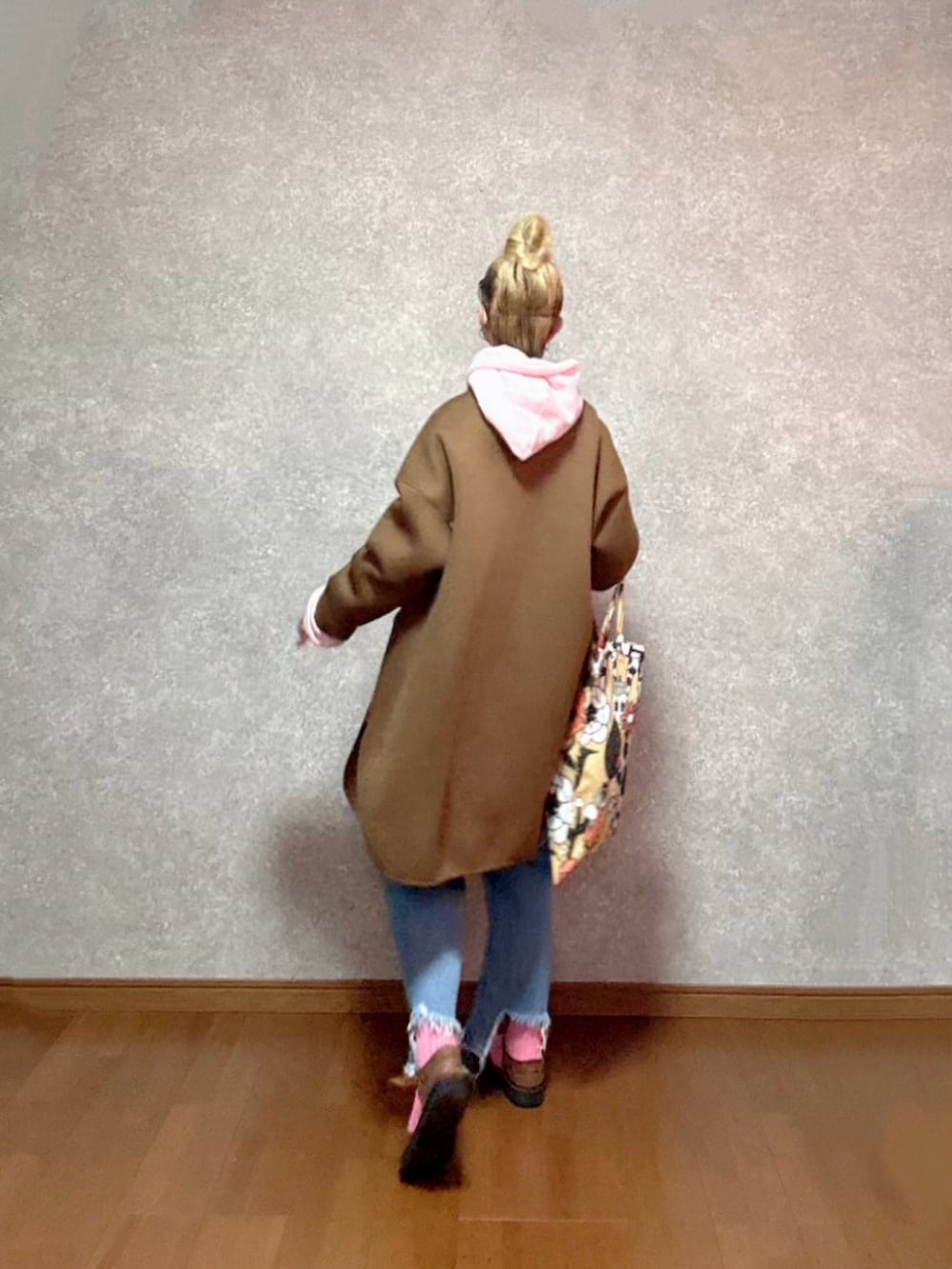 ブラウン系のシューズ、ブルー系のパンツ、ベージュ系のエコバッグ/サブバッグを着用したレディースの冬コーディネートの2枚目の写真