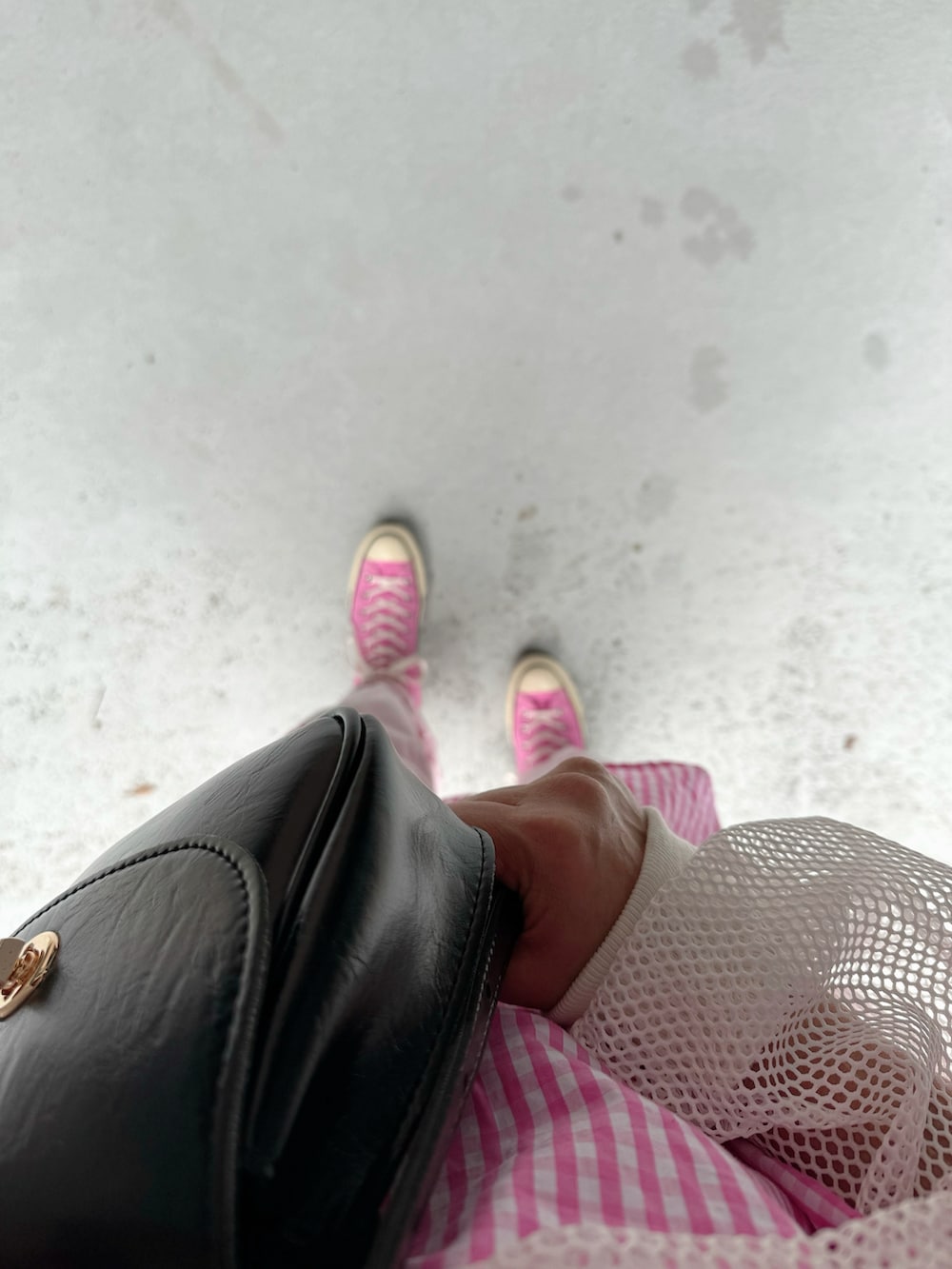 ピンク系のスニーカー、ピンク系のその他パンツ、ピンク系のシャツ/ブラウスを着用したレディースの夏コーディネートの3枚目の写真
