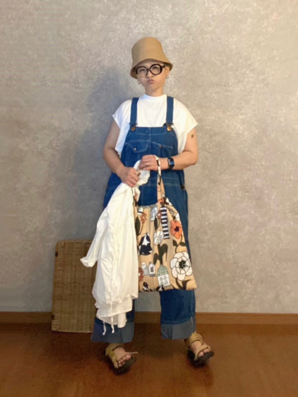 ベージュ系のシューズ、ベージュ系のエコバッグ/サブバッグ、ブルー系のサロペット/オーバーオールを着用したレディースの夏コーディネートの2枚目の写真