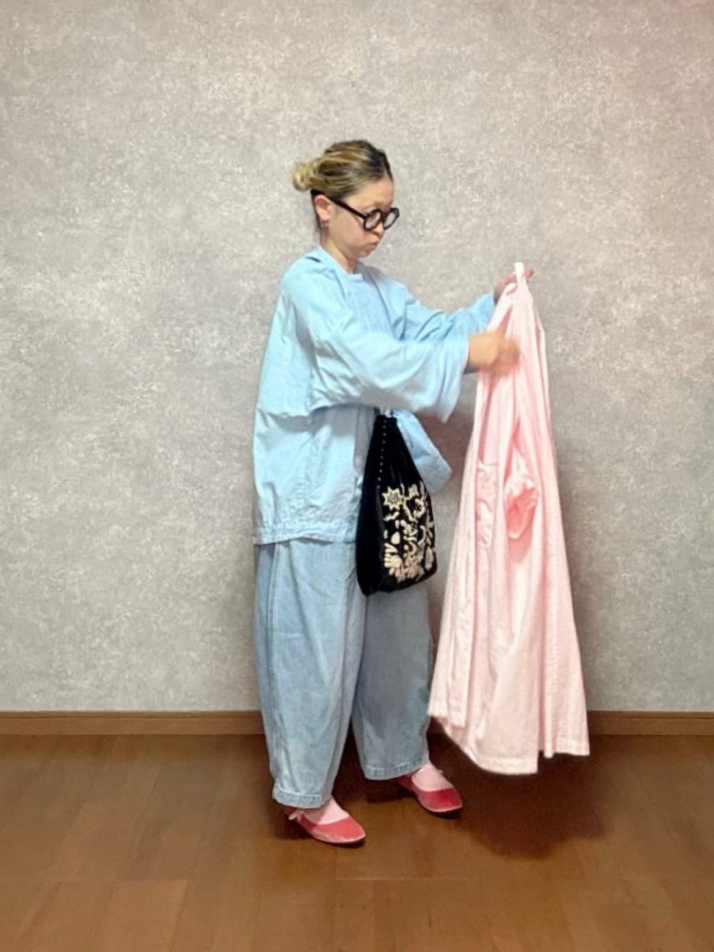 ピンク系のシューズ、ブルー系のデニムパンツ、ブラック系のバッグを着用したレディースの秋コーディネートの2枚目の写真