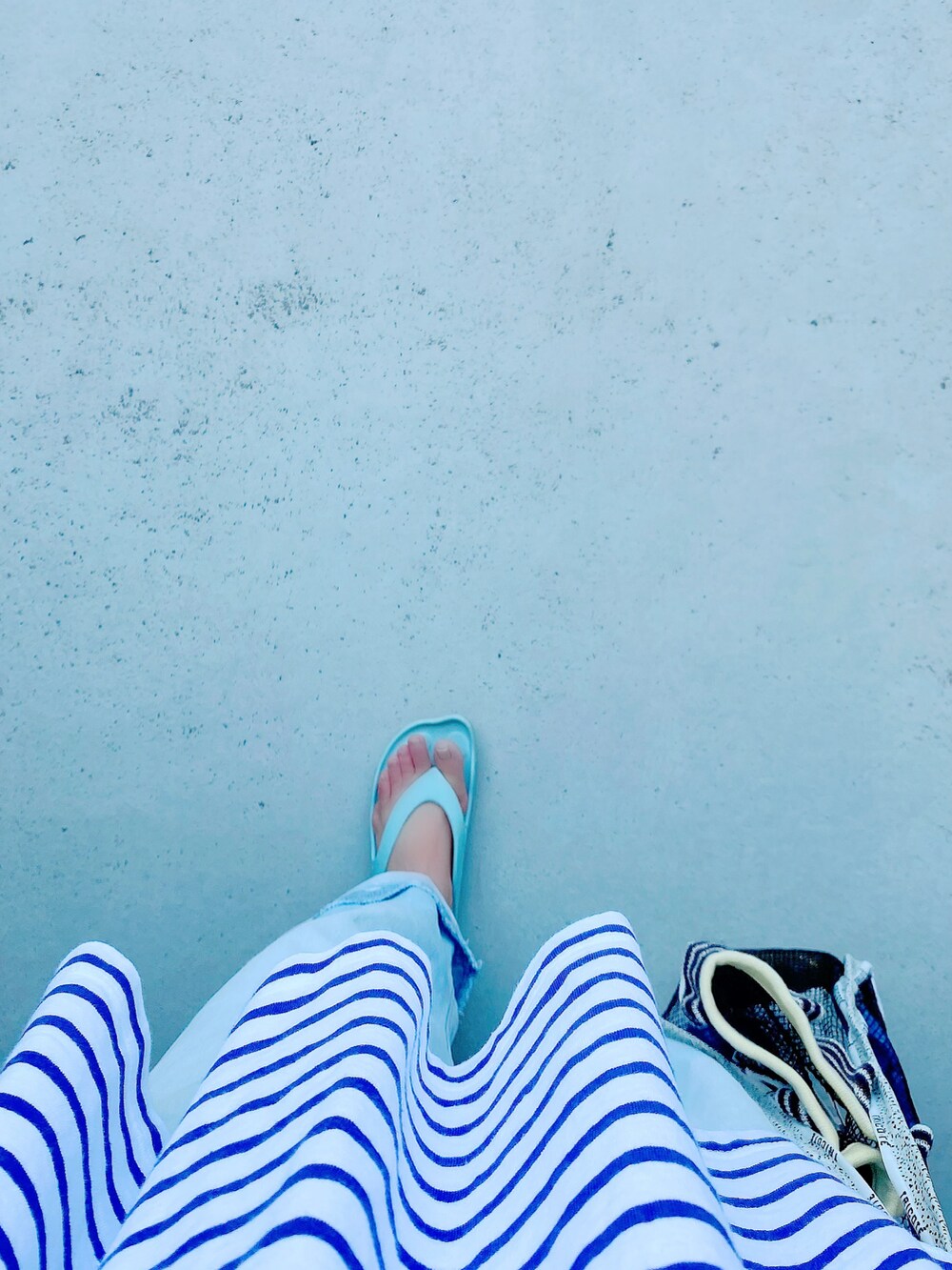 ブルー系のシューズ、ブルー系のパンツ、ブラック系のトートバッグを着用したレディースの夏コーディネートの2枚目の写真