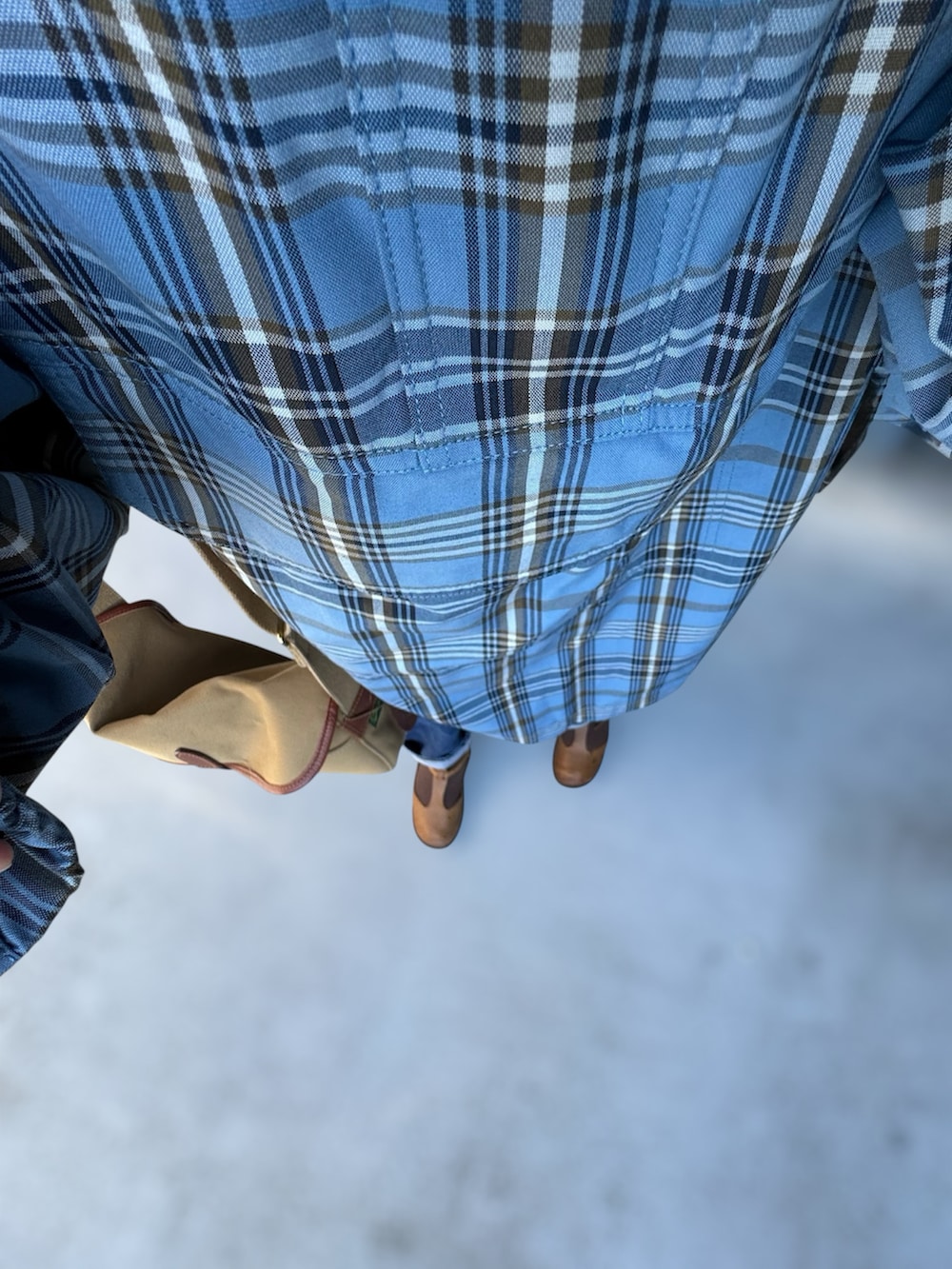 ブラウン系のシューズ、ブルー系のデニムパンツ、ベージュ系のショルダーバッグを着用したレディースの秋コーディネートの2枚目の写真
