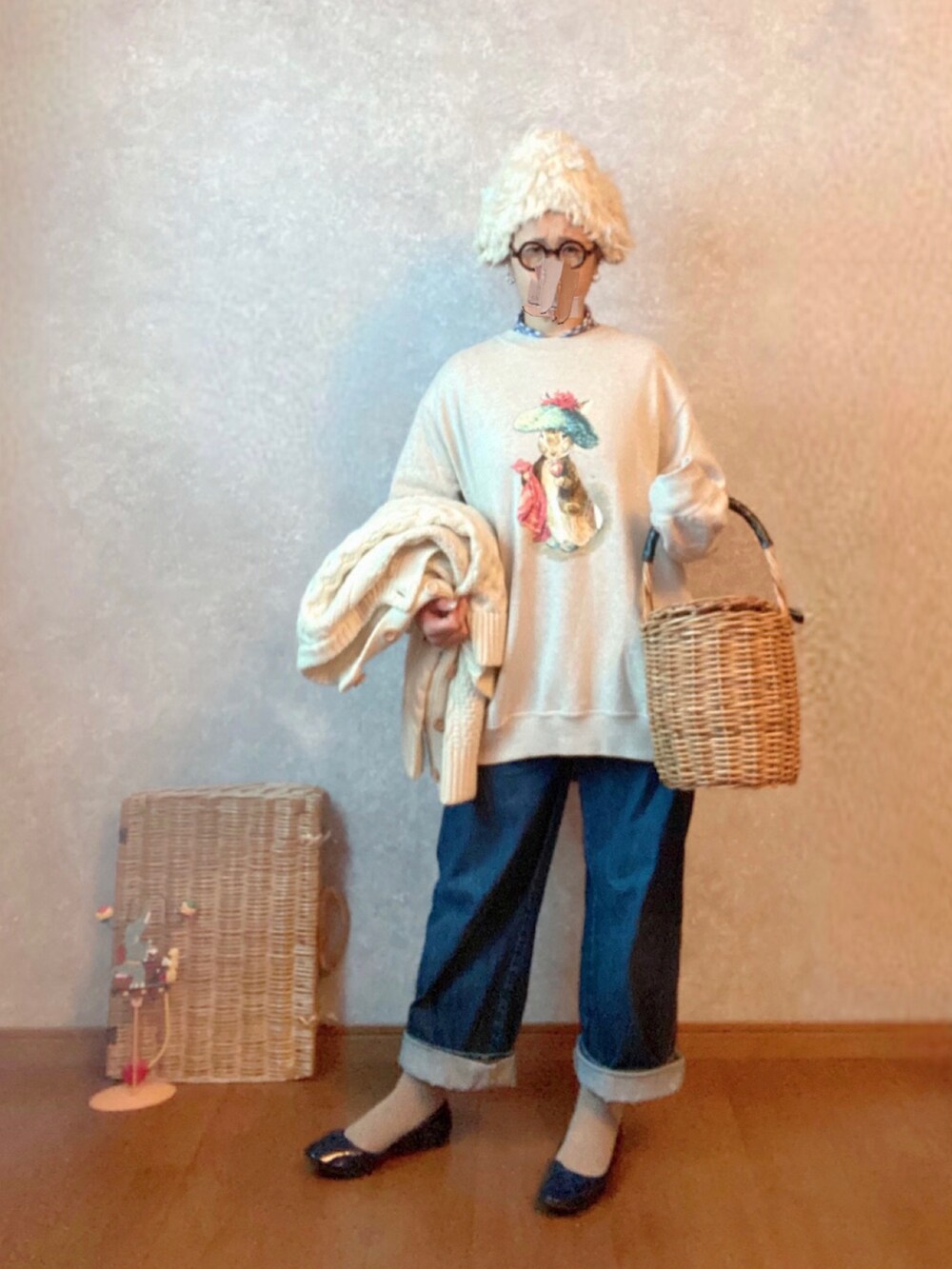 ブルー系のシューズ、ブルー系のパンツ、ベージュ系のバッグを着用したレディースの冬コーディネートの2枚目の写真