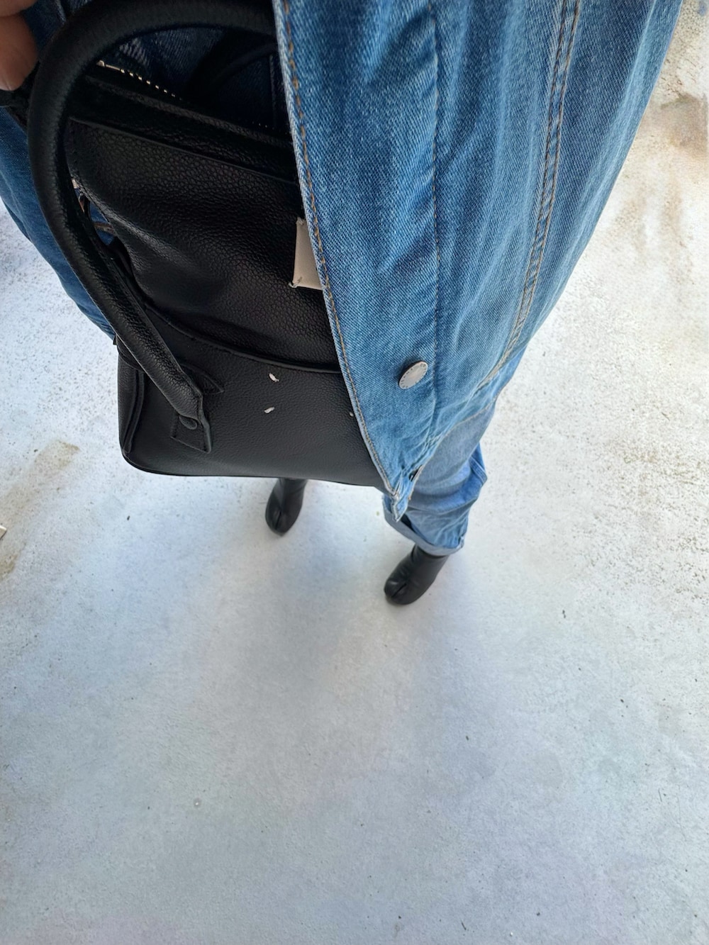 ブルー系のサロペット/オーバーオール、グレー系のトップス、ブルー系のジャケット/アウターを着用したレディースの春コーディネートの3枚目の写真