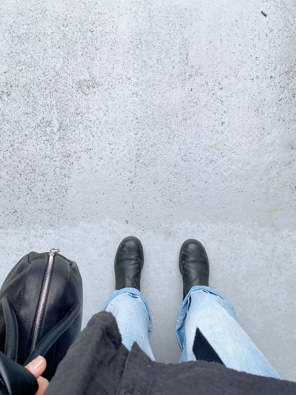 ブラック系のブーツ、ブルー系のデニムパンツ、ブラック系のジャケット/アウターを着用したレディースの冬コーディネートの3枚目の写真