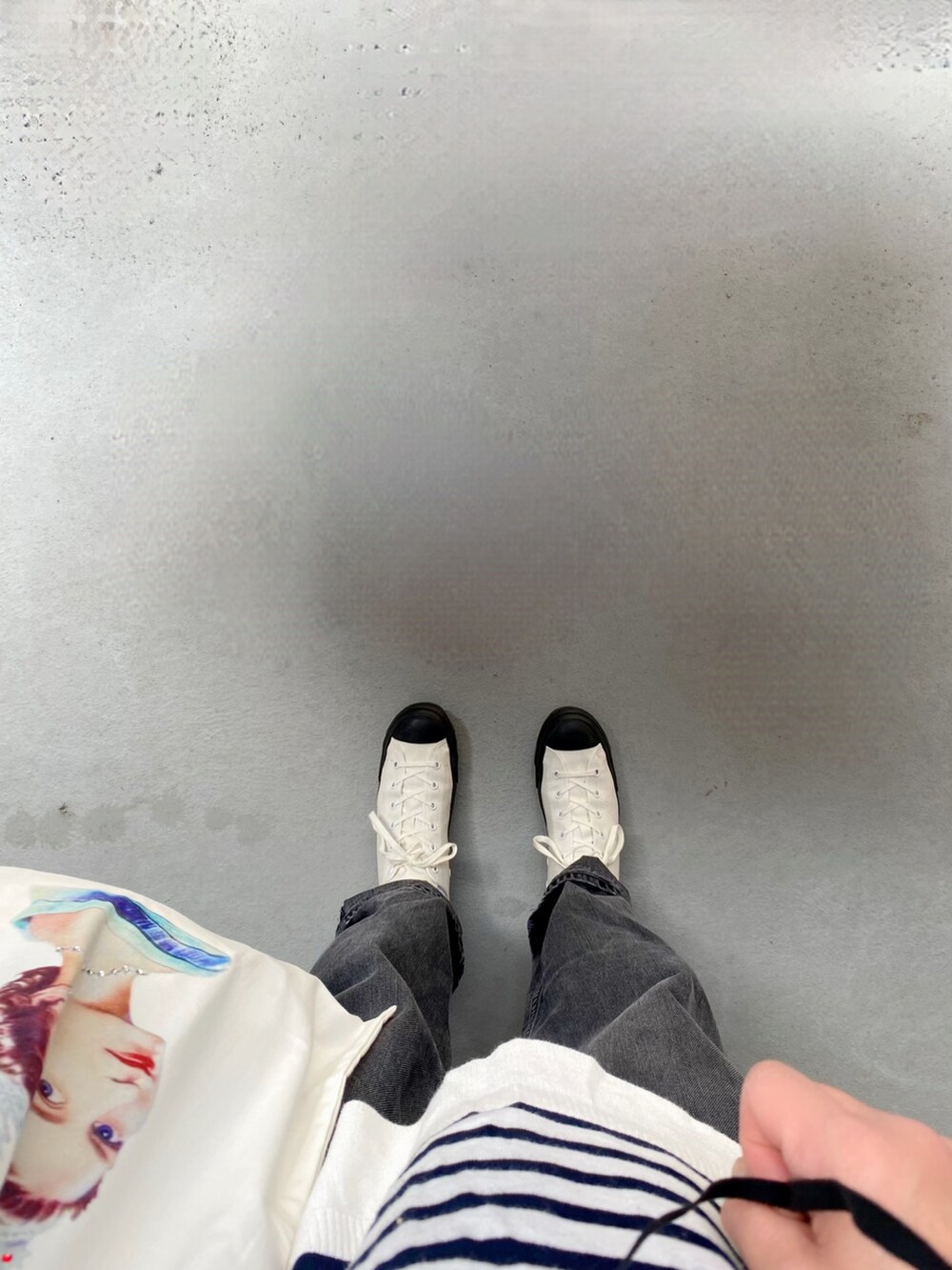 ホワイト系のシューズ、ブラック系のパンツ、ホワイト系のバッグを着用したレディースの春コーディネートの2枚目の写真