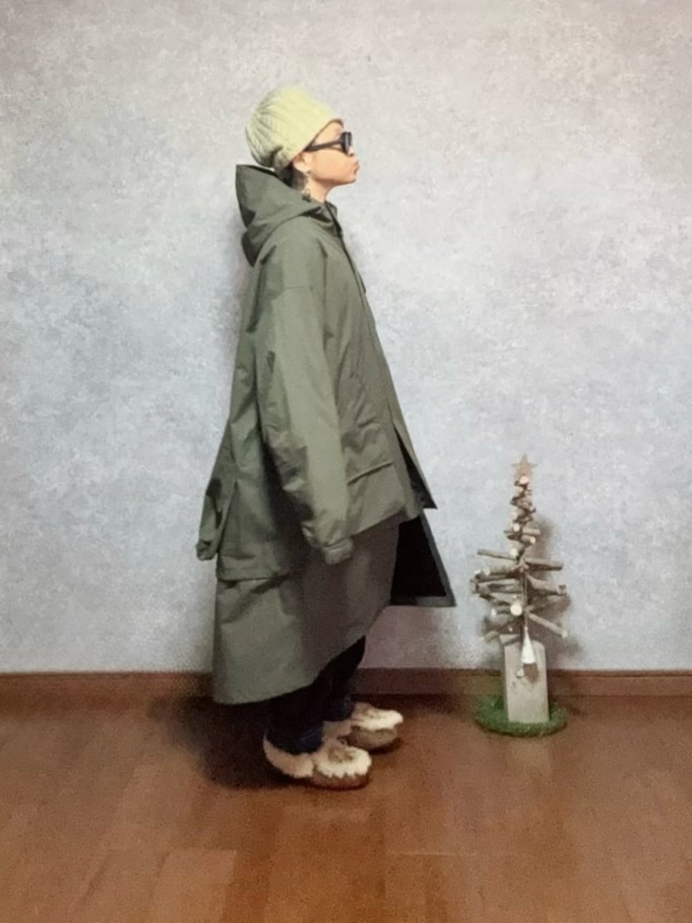 ベージュ系のシューズ、ブラック系のパンツ、グリーン系のジャケット/アウターを着用したレディースの冬コーディネートの2枚目の写真