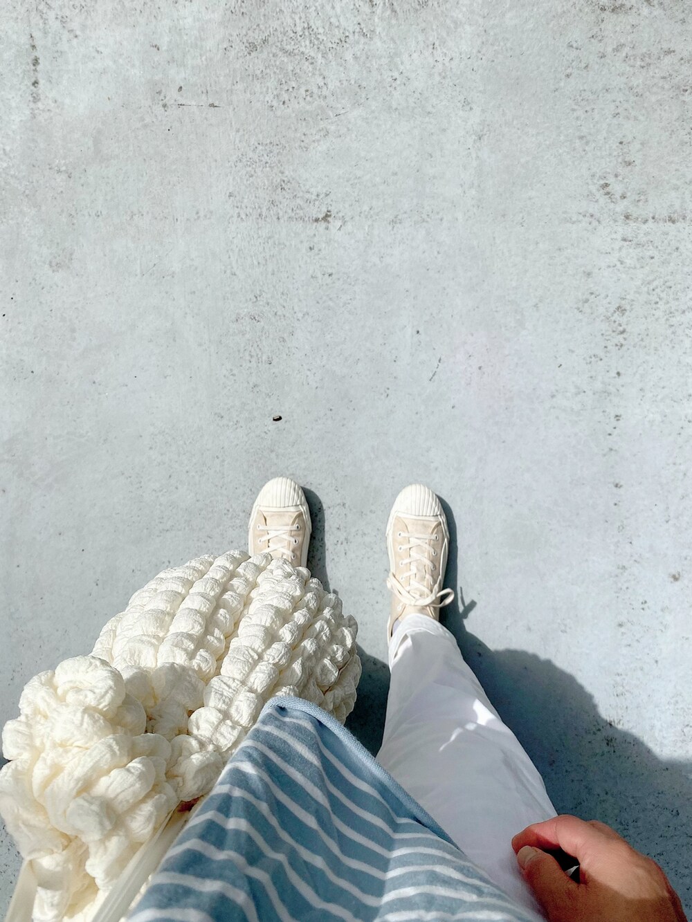 ベージュ系のシューズ、ホワイト系のパンツ、ホワイト系のバッグを着用したレディースの秋コーディネートの2枚目の写真