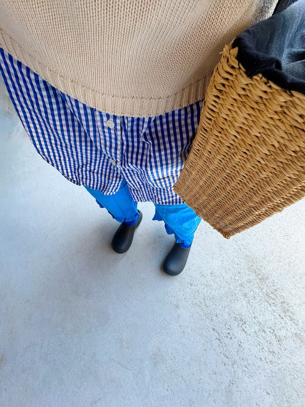 ブラック系のシューズ、ブルー系のその他パンツ、ベージュ系のバッグを着用したレディースの春コーディネートの2枚目の写真