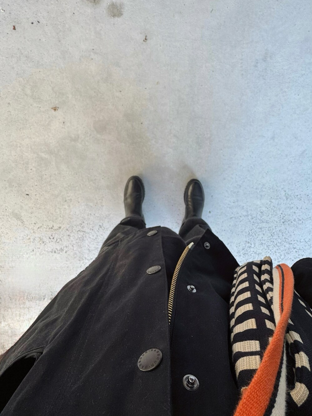 ブラック系のシューズ、グレー系のパンツ、ブラック系のバッグを着用したレディースの冬コーディネートの3枚目の写真