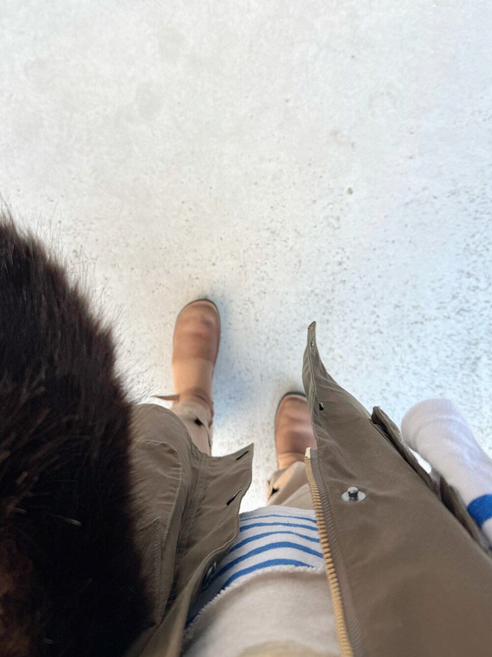 ブラウン系のシューズ、ブラウン系のその他パンツ、ベージュ系のバッグを着用したレディースの冬コーディネートの3枚目の写真